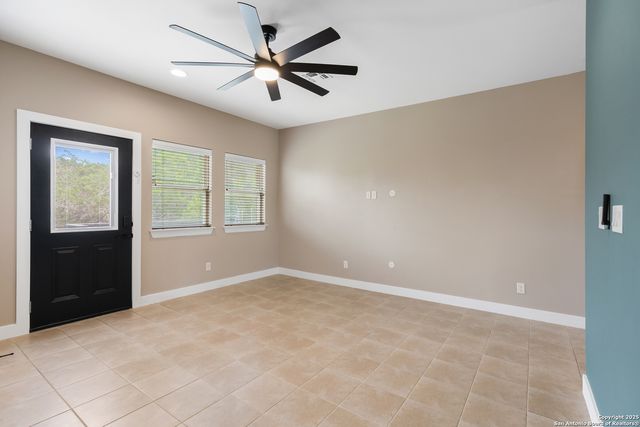 924 SCENIC HILLS DR, Canyon Lake, TX 78133