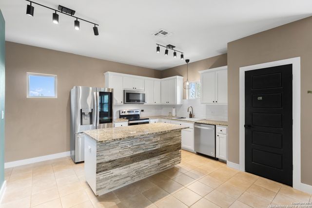 924 SCENIC HILLS DR, Canyon Lake, TX 78133