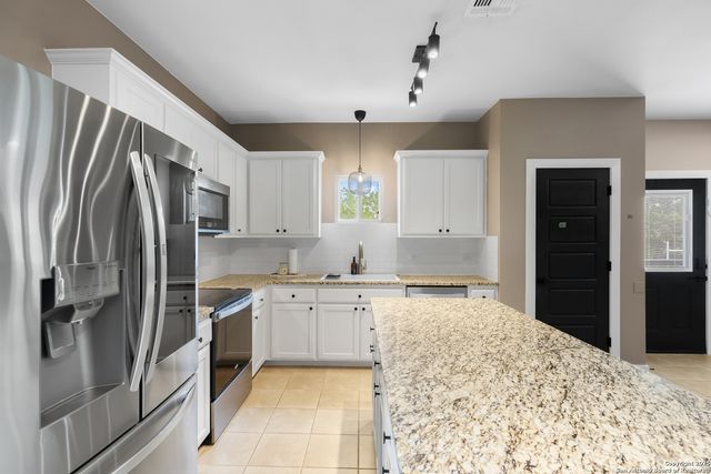 924 SCENIC HILLS DR, Canyon Lake, TX 78133