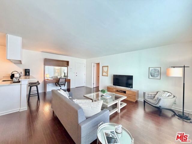 5805 W 8th Street 308, Los Angeles, CA 90036