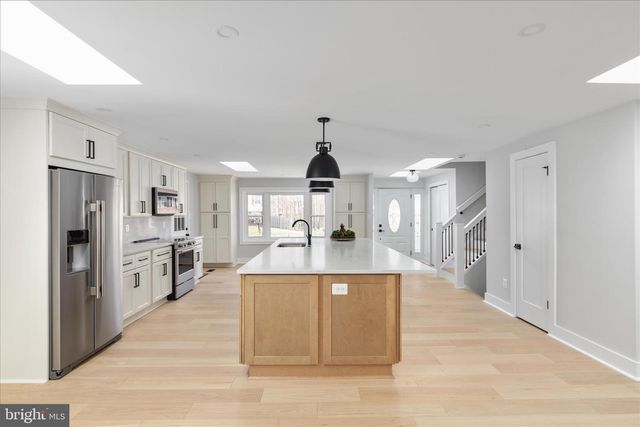 7944 FREEHOLLOW DR, Falls Church, VA 22042