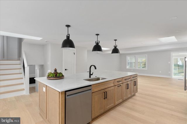 7944 FREEHOLLOW DR, Falls Church, VA 22042