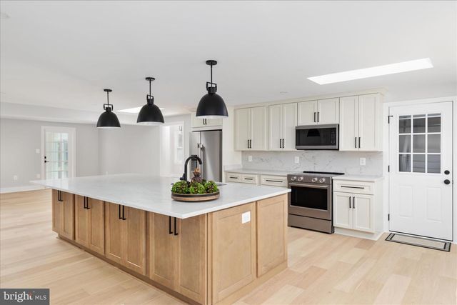 7944 FREEHOLLOW DR, Falls Church, VA 22042