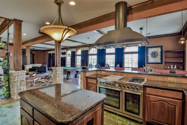 1501 S Chisholm Trail, Granbury, TX 76048