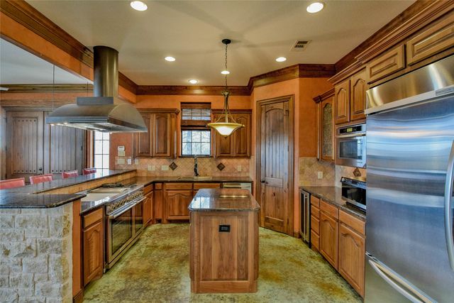 1501 S Chisholm Trail, Granbury, TX 76048