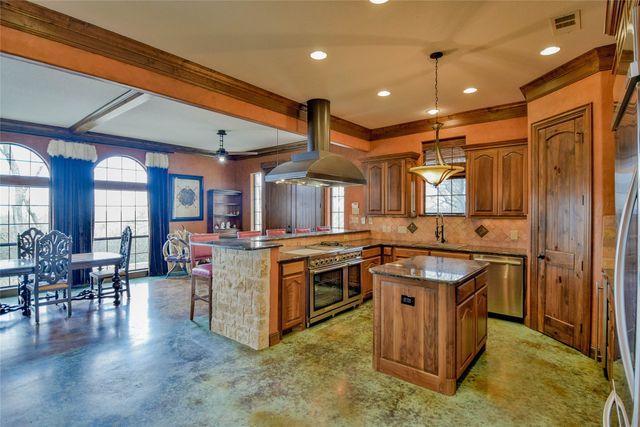 1501 S Chisholm Trail, Granbury, TX 76048