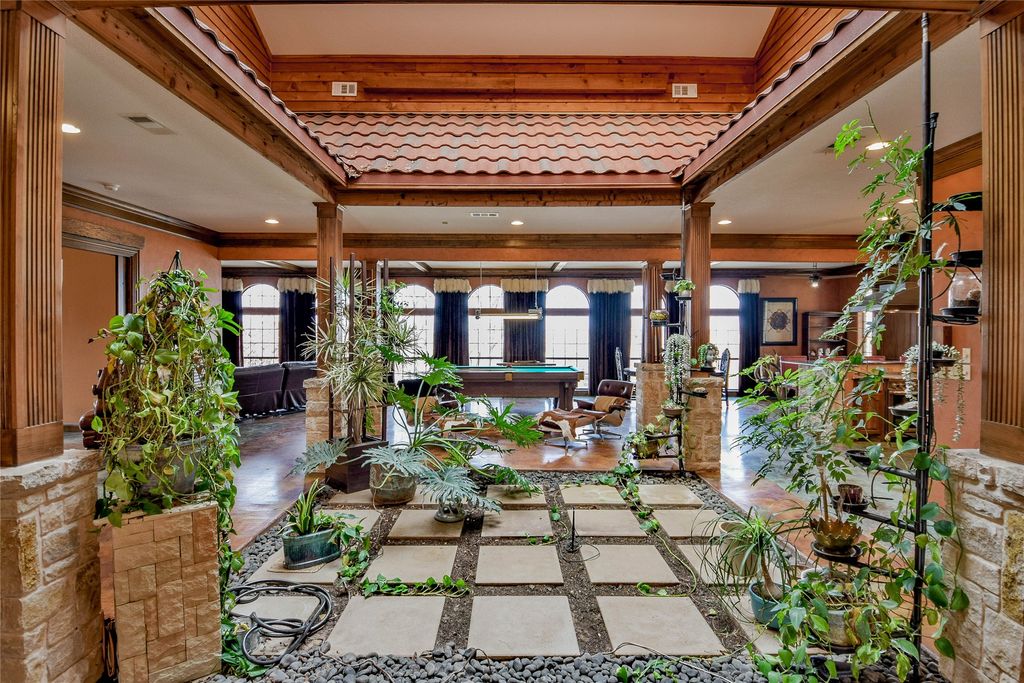 1501 S Chisholm Trail, Granbury, TX 76048