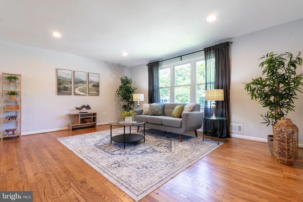 Image 9 of property listing at 110 WHITE BIRCH CT, Greenbelt, MD 20770