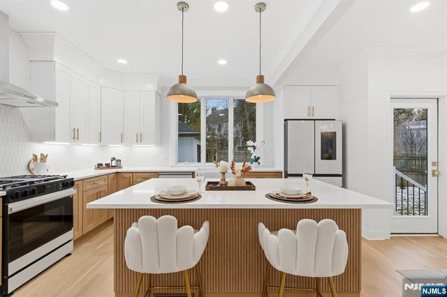 180 Crescent Avenue, Leonia, NJ 07605