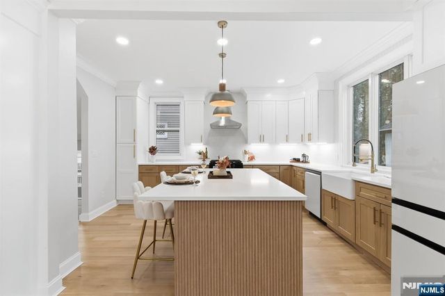 180 Crescent Avenue, Leonia, NJ 07605