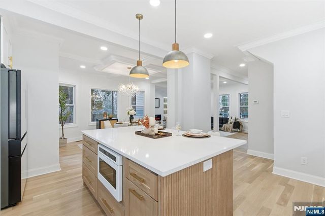 180 Crescent Avenue, Leonia, NJ 07605