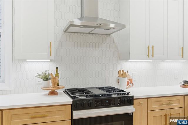 180 Crescent Avenue, Leonia, NJ 07605