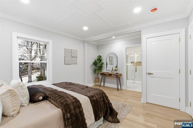 180 Crescent Avenue, Leonia, NJ 07605