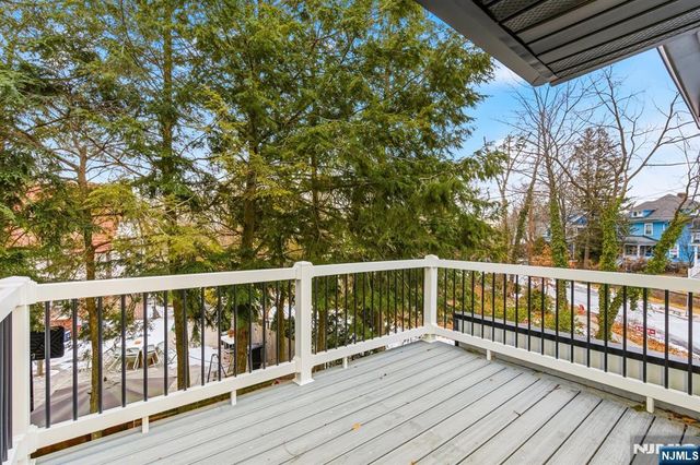 180 Crescent Avenue, Leonia, NJ 07605