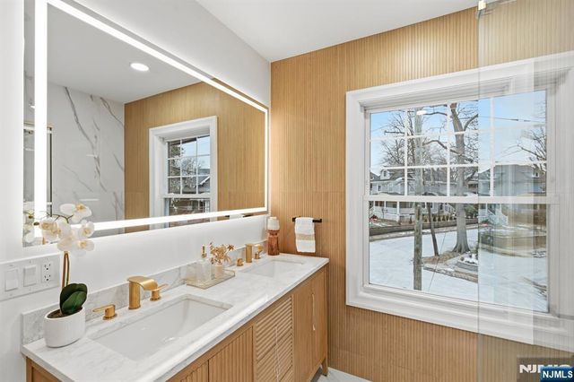 180 Crescent Avenue, Leonia, NJ 07605