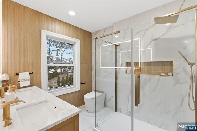 180 Crescent Avenue, Leonia, NJ 07605