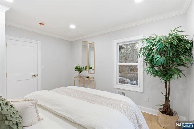 180 Crescent Avenue, Leonia, NJ 07605