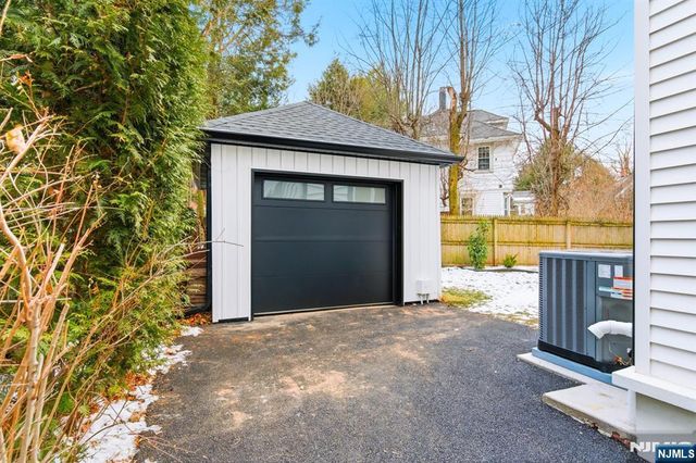 180 Crescent Avenue, Leonia, NJ 07605