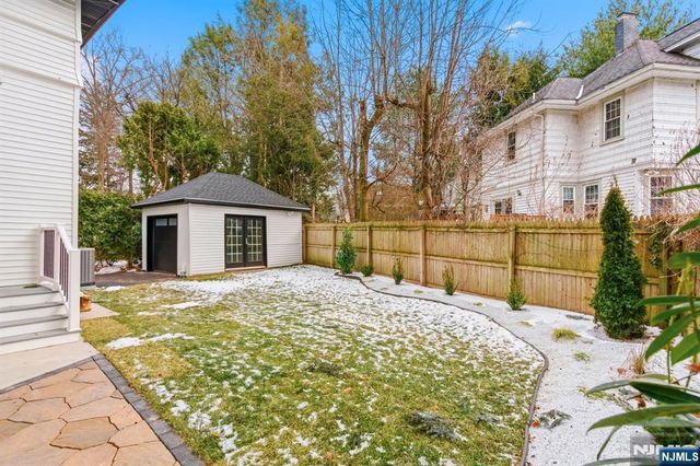 180 Crescent Avenue, Leonia, NJ 07605