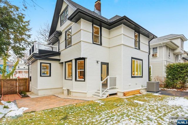 180 Crescent Avenue, Leonia, NJ 07605