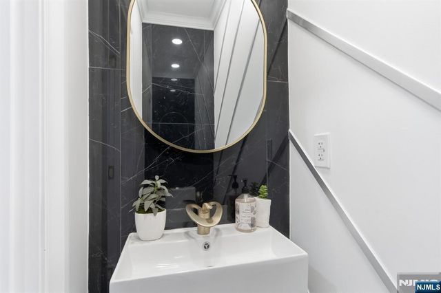 180 Crescent Avenue, Leonia, NJ 07605