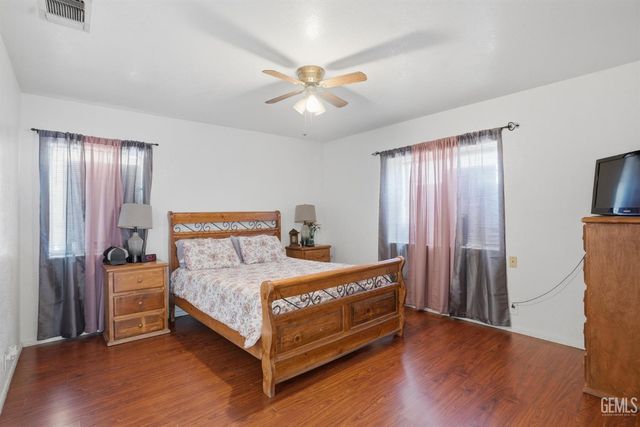 1404 Cottonwood Road, Bakersfield, CA 93307