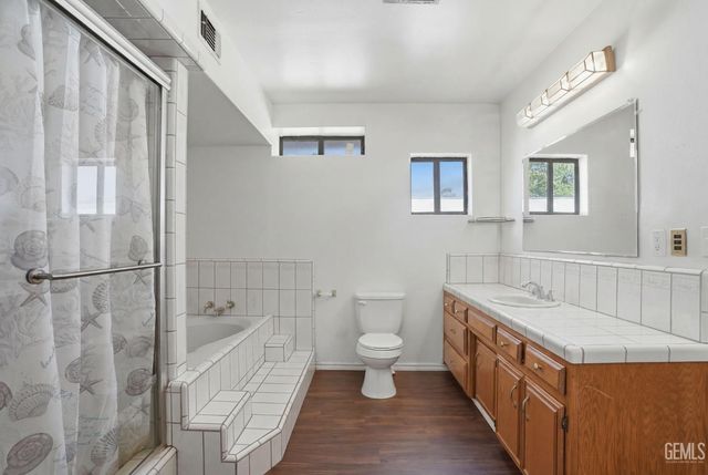 1404 Cottonwood Road, Bakersfield, CA 93307