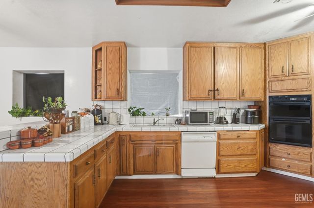 1404 Cottonwood Road, Bakersfield, CA 93307