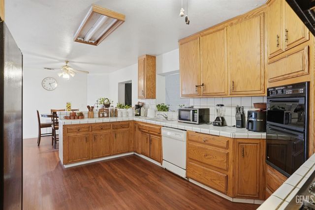 1404 Cottonwood Road, Bakersfield, CA 93307