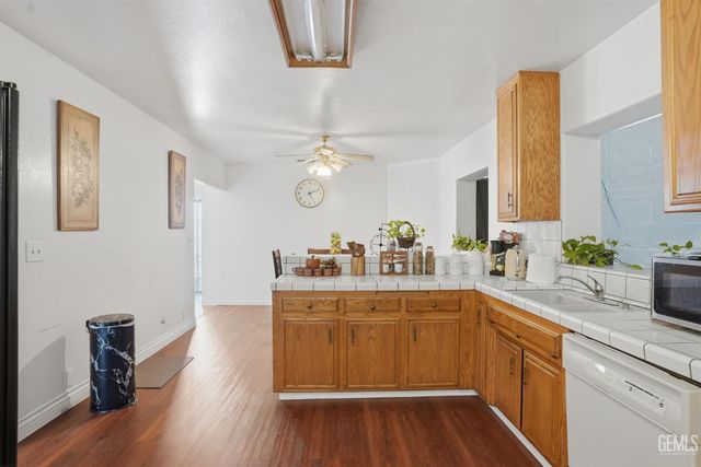 1404 Cottonwood Road, Bakersfield, CA 93307