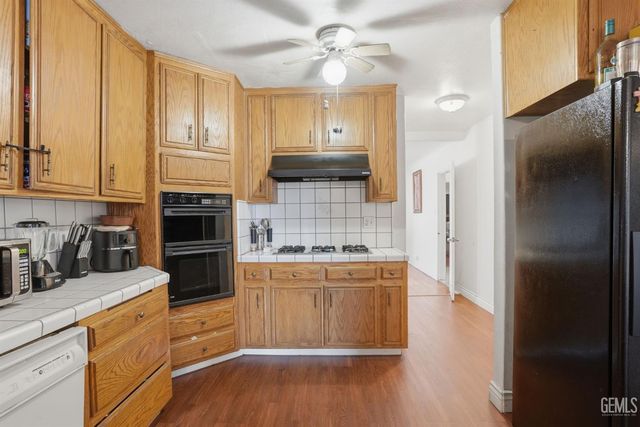 1404 Cottonwood Road, Bakersfield, CA 93307