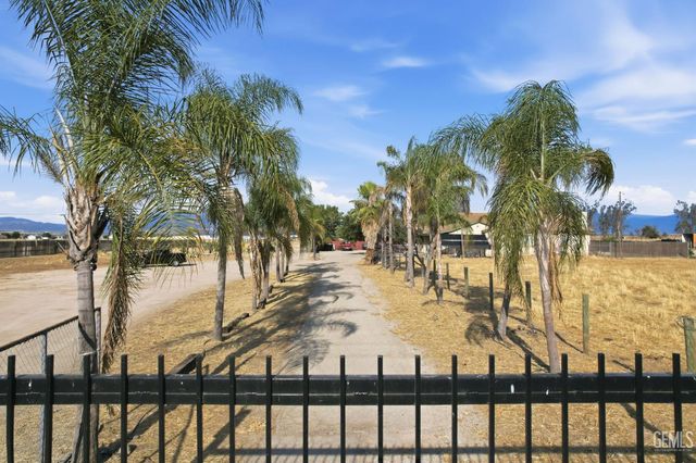 1404 Cottonwood Road, Bakersfield, CA 93307