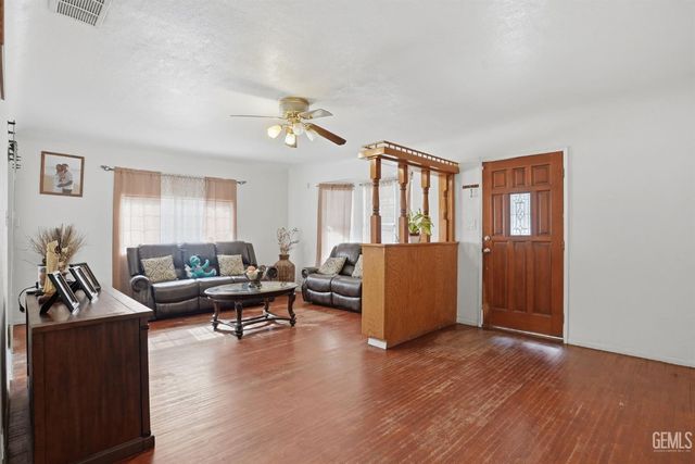 1404 Cottonwood Road, Bakersfield, CA 93307