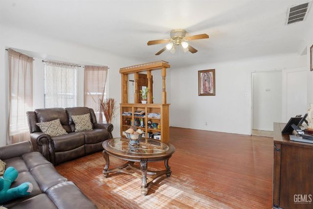 1404 Cottonwood Road, Bakersfield, CA 93307