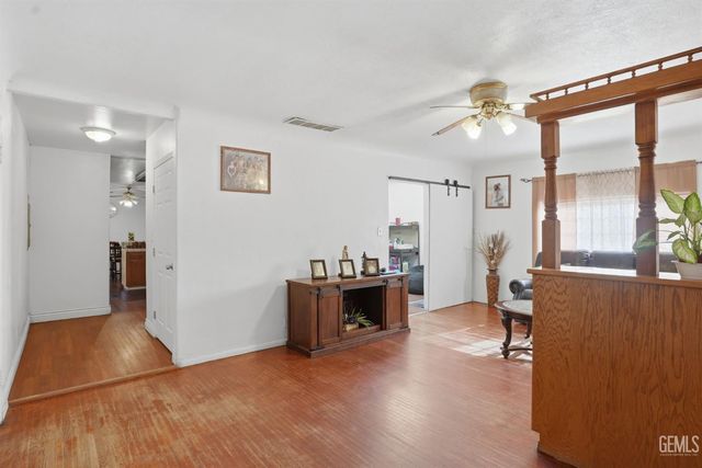 1404 Cottonwood Road, Bakersfield, CA 93307
