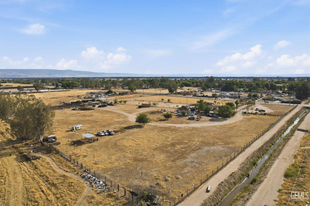 1404 Cottonwood Road, Bakersfield, CA 93307