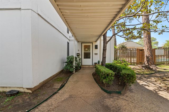 408 Hollyhill Lane, Denton, TX 76205