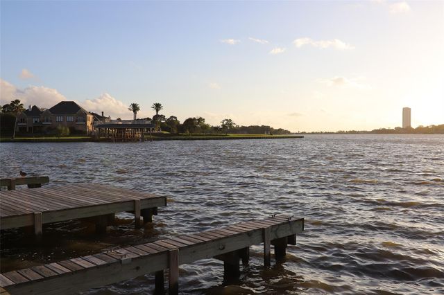 307 Whitecap Drive, Seabrook, TX 77586