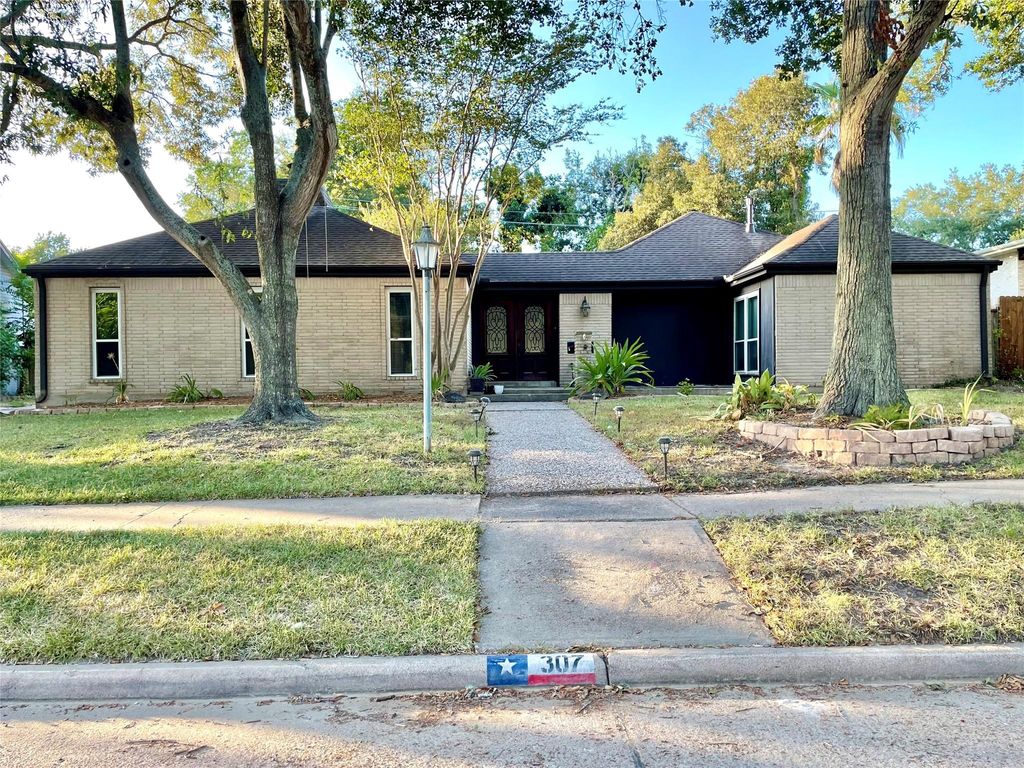 307 Whitecap Drive, Seabrook, TX 77586