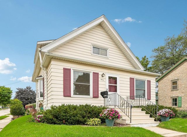 1059 9th AVENUE, Grafton, WI 53024