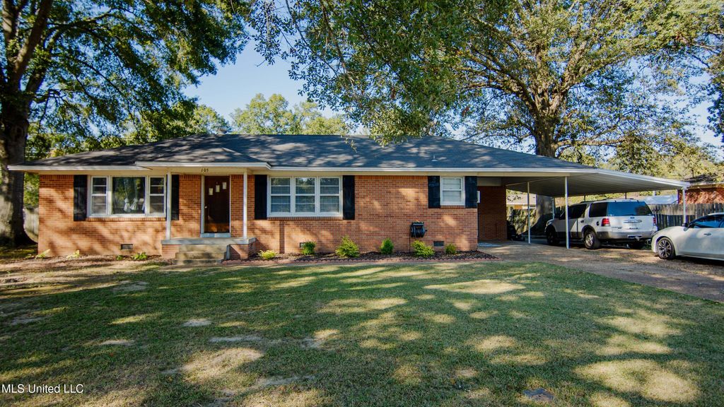 105 Park Street, Batesville, MS 38606