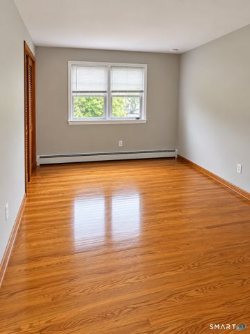 88 Elizabeth Ann Drive 2L, New Haven, CT 06512