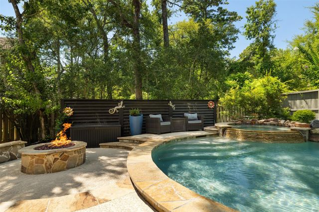 6 Culverdale Place, The Woodlands, TX 77382