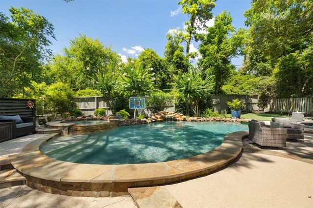 6 Culverdale Place, The Woodlands, TX 77382