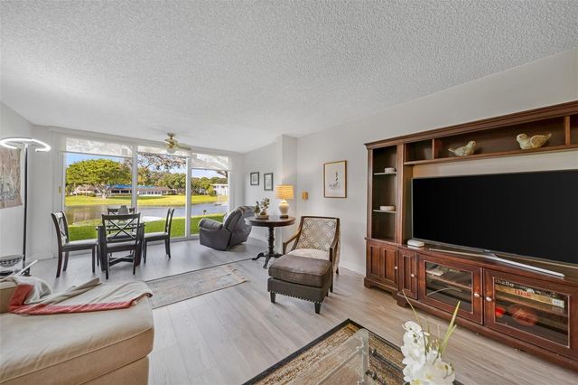 3611 OAKS CLUBHOUSE Drive 104, Pompano Beach, FL 33069