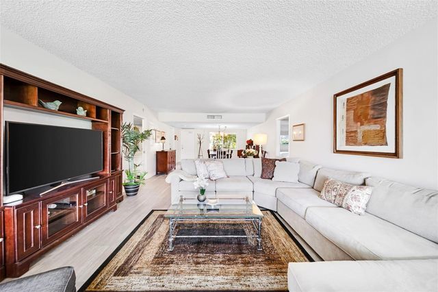 3611 OAKS CLUBHOUSE Drive 104, Pompano Beach, FL 33069