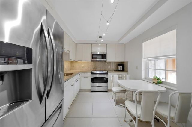 3611 OAKS CLUBHOUSE Drive 104, Pompano Beach, FL 33069