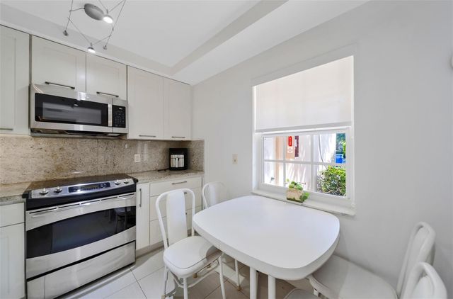 3611 OAKS CLUBHOUSE Drive 104, Pompano Beach, FL 33069