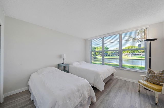 3611 OAKS CLUBHOUSE Drive 104, Pompano Beach, FL 33069