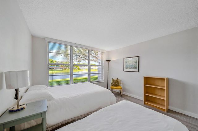 3611 OAKS CLUBHOUSE Drive 104, Pompano Beach, FL 33069